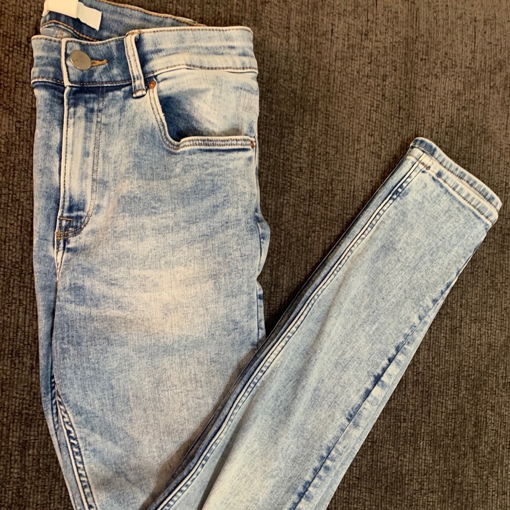 Acid wash light blue skinny jeans